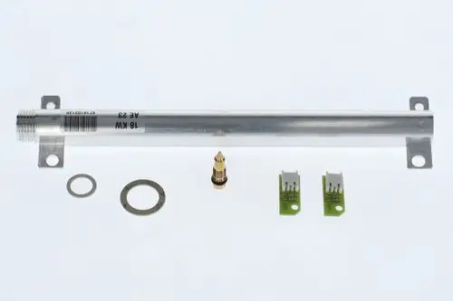 Gas-Umbausatz von Bosch mit einem langen, zylindrischen Metallrohr, zwei PCB-Platinen, einem Befestigungselement und Dichtungsringen.